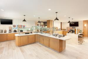 Staybridge Suites - San Bernardino - Loma Linda的厨房或小厨房