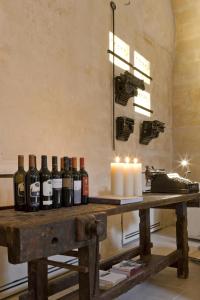 马泰拉科尔特圣彼得酒店的一张桌子,上面放有瓶装葡萄酒和蜡烛
