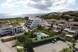 Dorp Sint MichielThe beach House- 1Room Apartment at Blue Bay resort的享有带游泳池的度假村的空中景致