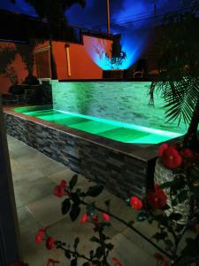 圣吕斯Résidence B&L Lagon : Bungalow Atoll的砖墙上绿灯的游泳池