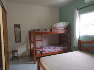 卡拉瓜塔图巴Canto Verde Aptos II的一间卧室配有两张双层床。