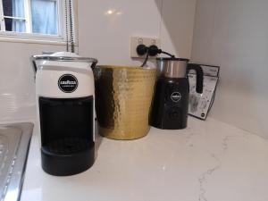 悉尼Bright and Beautiful in Burwood的咖啡壶和柜台上的搅拌机