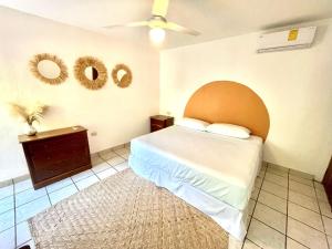 巴卡拉尔Casa Umay的一间卧室配有一张床和吊扇