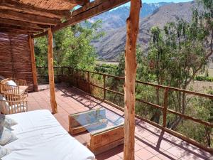 皮斯科艾齐Ladera Loft Pisco Elqui的客房设有一张床和一个美景阳台