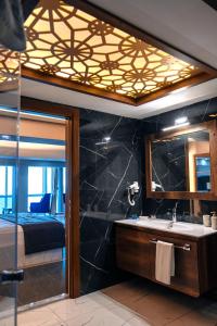 伊兹密尔Mira Hotel Boutique的一间带水槽、床和镜子的浴室