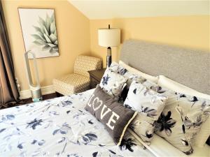 多伦多iResidence in Toronto - LUX 3 Bedroom Vacation Home的一间卧室配有一张带蓝白色床单的床和椅子