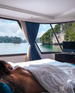 下龙湾Le Theatre Cruises - Wonder on Lan Ha Bay的躺在船上的男人
