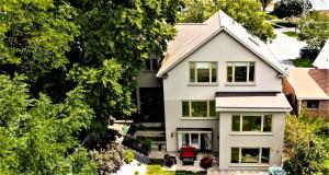 多伦多iResidence in Toronto - LUX 3 Bedroom Vacation Home的白色房子的空中景色