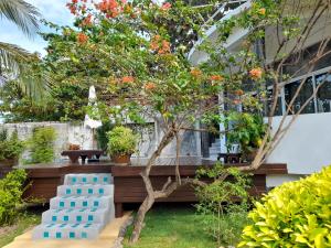 瑶亚岛Yao Yai Beach Resort的种着树和蓝色长凳的花园