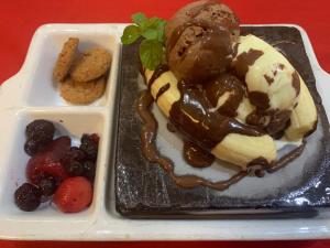莱城胡恩海湾酒店的盘子里的冰淇淋和水果