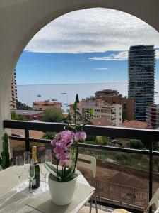 博索莱伊Monaco Stunning Sea Views, Larvotto beach, Terrace, Saint-Roman的阳台上的花瓶桌子