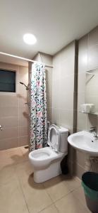 莎阿南Aldridge Residence Executive Suite 2B@Shah Alam的一间带卫生间和水槽的浴室