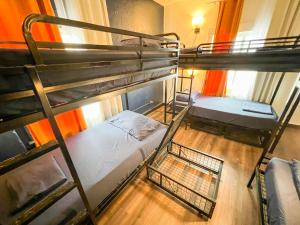 圣地亚哥ITH Mission Beach Backpacker Hostel的客房享有高空的景致,配有2张双层床。