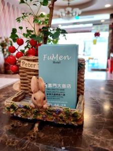 屏东县富门大饭店的一只塞满兔子的桌子旁,放在一本书旁边