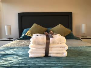 康塞普西翁Elegante y acogedor departamento con gran vista, cercano a todo的床上的一大堆毛巾