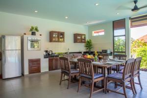 湄南海滩Villa Zen Island的厨房以及带桌椅的用餐室。