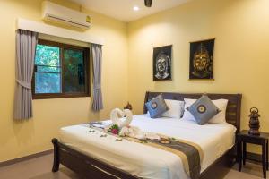 湄南海滩Villa Zen Island的一间带床的卧室,位于带窗户的房间内