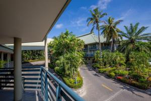 莫尔兹比港港威酒店的棕榈树度假村的景色
