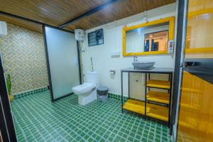阿贡达Simrose的一间带卫生间和水槽的浴室