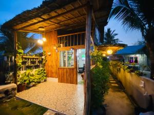 Joyful Hut with Netflix and Perfect Sunrise View Maya, Daanbantayan的一座房子,有门,有门廊,有植物