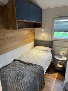 费马恩Ferienhaus Feldblick的一间小卧室,配有床和窗户