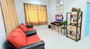 哥打京那巴鲁Kota Kinabalu Sabah City Homestay的带沙发和电视的客厅