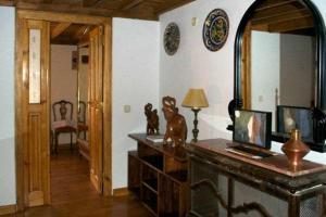 TormellasLa Torre del Molino es una casa rural ubicada sobre un antiguo molino的客厅配有带镜子和台灯的书桌