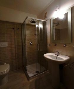佩斯科克斯坦佐加尔尼拉鲁亚贝斯科克斯坦索住宿加早餐旅馆的带淋浴、盥洗盆和卫生间的浴室