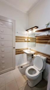 碧瑶Eekos Hotels的一间带卫生间和水槽的浴室