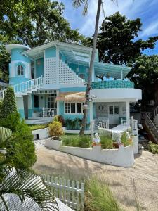 涛岛龟岛DD小屋酒店的前面有白色围栏的蓝色房子