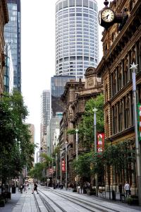 悉尼A by Adina Sydney的一条繁忙的城市街道,在大楼上挂上时钟