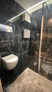 多瑙新城Motel 1的黑色浴室设有卫生间和淋浴。