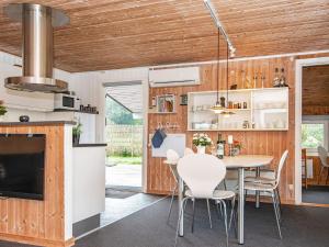 Bønnerup8 person holiday home in Glesborg的厨房以及带桌椅的用餐室。