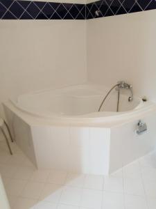 玛丽亚温泉Apartmany Cesky Dvur的浴室内设有带水龙头的白色浴缸