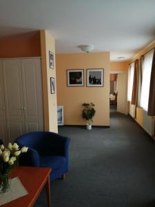 玛丽亚温泉Apartmany Cesky Dvur的客厅配有蓝色的沙发和桌子