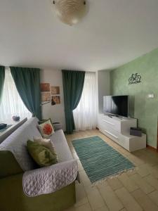 瓦尔迪索托Appartamento alle porte di Bormio的一间卧室配有一张床和一台平面电视