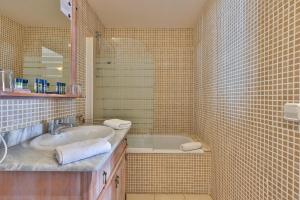圣特罗佩海滩酒店的浴室配有盥洗盆和浴缸。