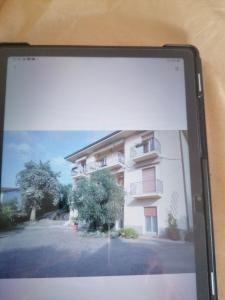托里德尔贝纳科Casa Silvio的一张平板电脑屏幕,上面有建筑物的照片