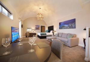 圣彼得港公爵酒店的客厅配有沙发和带酒杯的桌子