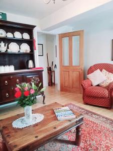 GiggleswickCharming, wonderfully cosy one bedroom apartment的客厅,桌子上放着花瓶