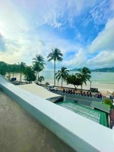 芭东海滩Garden Beach Sea View Patong的享有棕榈树海滩和水域的景色