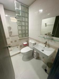 芭东海滩Garden Beach Sea View Patong的浴室配有白色卫生间和盥洗盆。