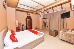 拜尔卡OYO 139 Al Ghadeer Hotel Apartments的一间卧室配有一张床、一台电视和一张沙发