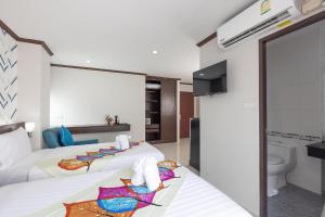 芭东海滩The Chic Patong的酒店客房,配有两张床,上面放有风筝