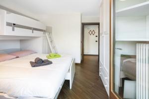 瓦尔迪索托Appartamento Silvia的一间卧室配有两张双层床和镜子
