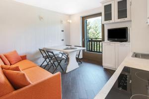 瓦尔迪索托Appartamento Silvia的客厅配有沙发和桌子