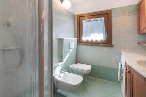 瓦尔迪索托Appartamento Silvia的一间带卫生间和水槽的浴室