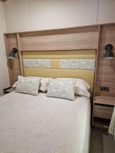 佩恩顿W16的一间卧室配有带2个枕头的床