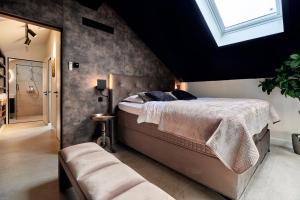 哈尔德韦克Nomad Water Lodge的一间卧室设有一张大床和天窗