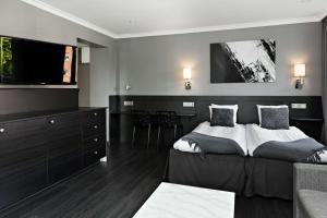 哥德堡Hotel Allén - Sure Hotel by Best Western Allen的一间卧室配有两张床和一台平面电视